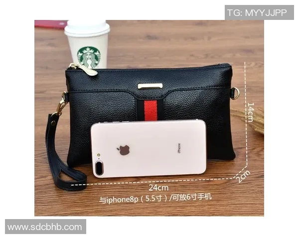 足球明星时尚新宠手拿包引领潮流风尚彰显个性魅力