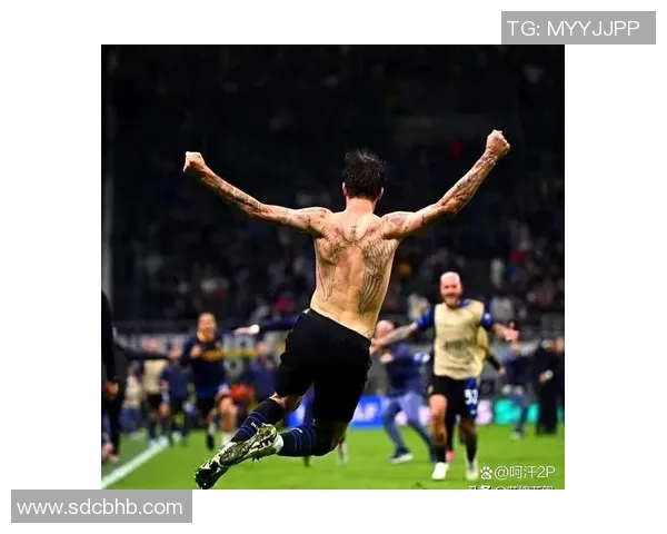 足球明星背部翅膀纹身的故事与意义解析